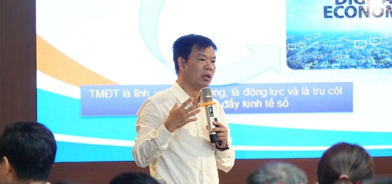 Ông Nguyễn Hữu Tuấn, Giám đốc Trung tâm Phát triển thương mại điện tử và Công nghệ số (Cục Thương mại điện tử và kinh tế số, Bộ Công Thương) trình bày các nội dung tại hội nghị.