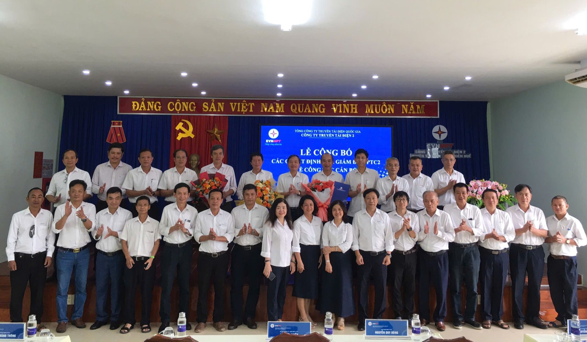 Lãnh đạo PTC2 trao quyết định và tặng hoa chúc mừng cán bộ Đội Truyền tải điện Huế được bổ nhiệm.