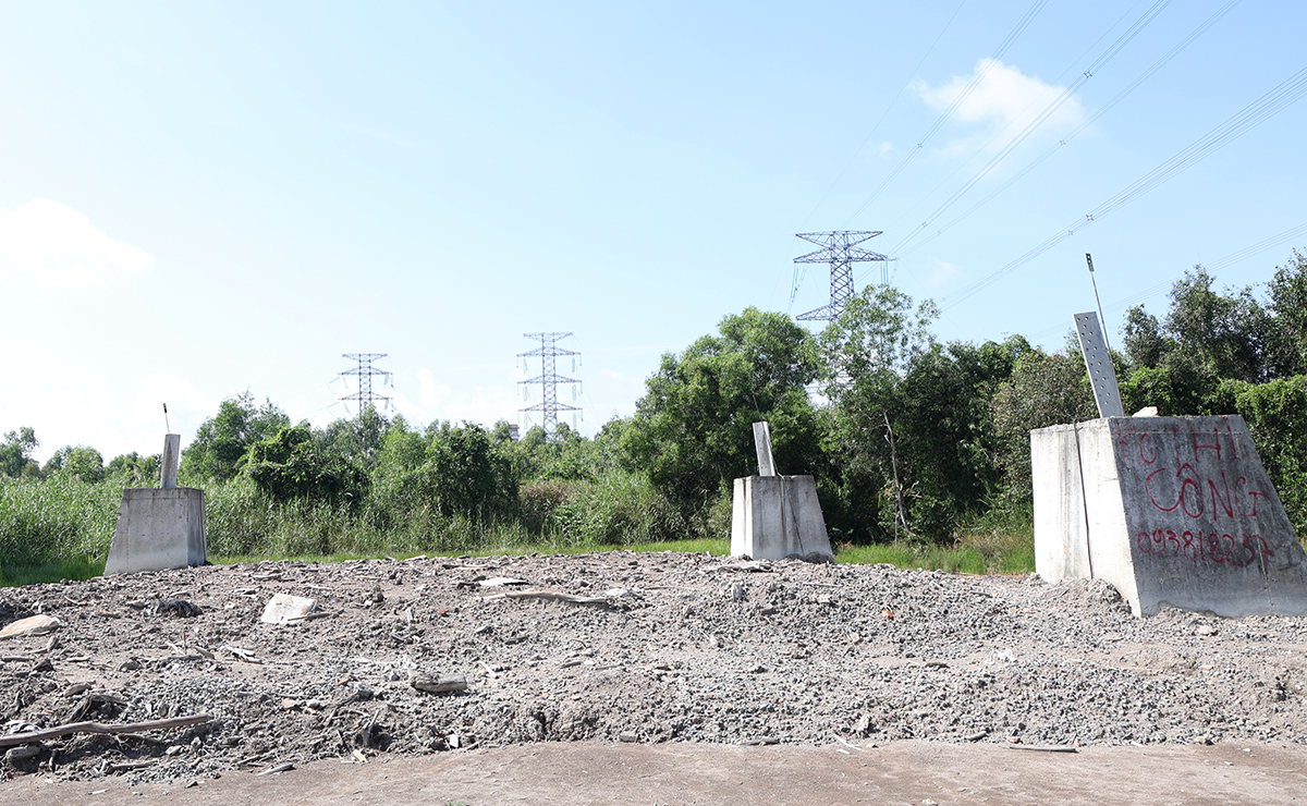 Vị trí số 2 Dự án đường dây 220kV NMĐ Nhơn Trạch 3 - TBA 500kV Long Thành là vị trí đi chung 4 mạch của 2 dự án đang gặp vướng mắc