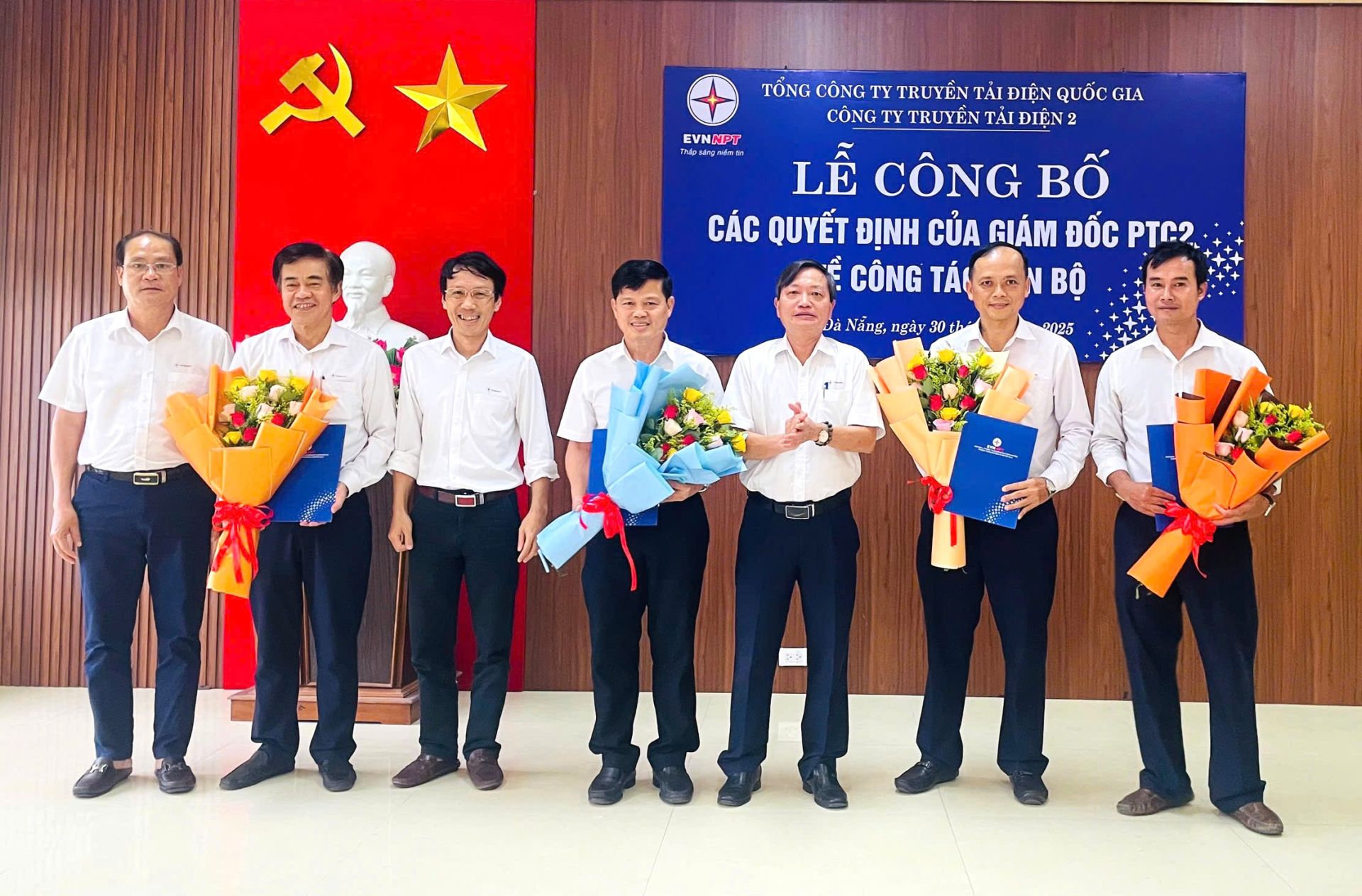 Lãnh đạo PTC2 trao quyết định và tặng hoa chúc mừng cán bộ Đội Truyền tải điện Đà Nẵng được bổ nhiệm.