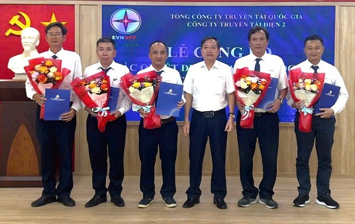 Lãnh đạo PTC2 trao quyết định và tặng hoa chúc mừng cán bộ Đội Truyền tải điện Quảng Ngãi được bổ nhiệm.