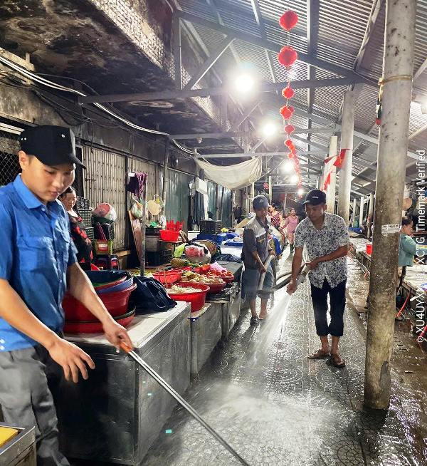 Tiêu độc, khử trùng gian hàng tươi sống tại chợ Đông Ba Tiêu độc, khử trùng gian hàng tươi sống tại chợ Đông Ba