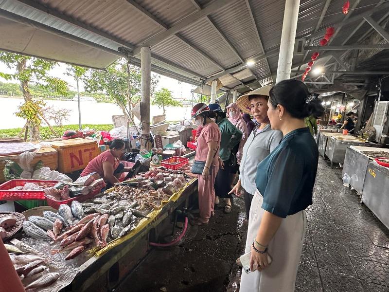 BQL Chợ Đông Ba đi tuyên truyền và kiểm tra vệ sinh ngành hàng tươi sống BQL Chợ Đông Ba đi tuyên truyền và kiểm tra vệ sinh ngành hàng tươi sống