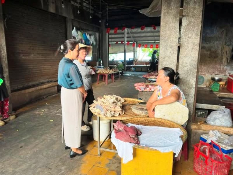 Chợ Đông Ba Huế gian hàng thịt heo vắng kẻ bán, người mua Chợ Đông Ba Huế gian hàng thịt heo vắng kẻ bán, người mua