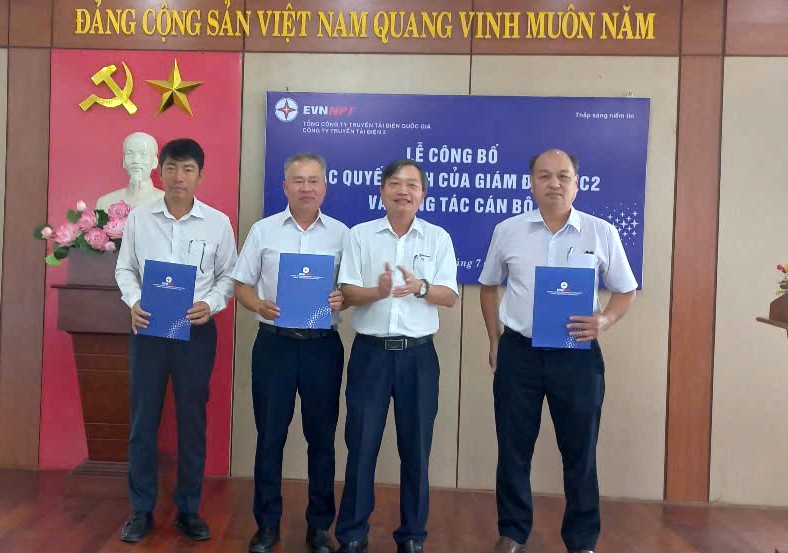 Lãnh đạo PTC2 trao quyết định và tặng hoa chúc mừng cán bộ Đội sửa chữa, thí nghiệm điện 2 được bổ nhiệm.