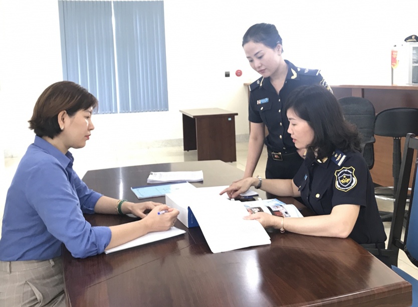 Hải quan Ninh Thuận (Chi cục Hải quan khu vực XIII) hướng dẫn thủ tục xuất khẩu thủy sản cho doanh nghiệp. Ảnh: T.H
