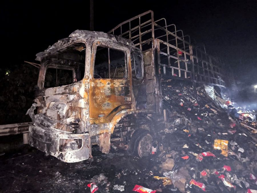 Chiếc xe và hàng hóa trên xe bị thiêu rụi. Chiếc xe và hàng hóa trên xe bị thiêu rụi.