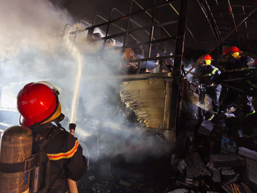 Lực lượng chức năng nỗ lực khống chế đám cháy. Lực lượng chức năng nỗ lực khống chế đám cháy.