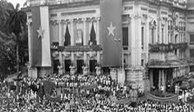 Cuộc mít-tinh phát động khởi nghĩa giành chính quyền do Mặt trận Việt Minh tổ chức tại Nhà hát lớn Hà Nội ngày 19/8/1945 (Ảnh: tư liệu