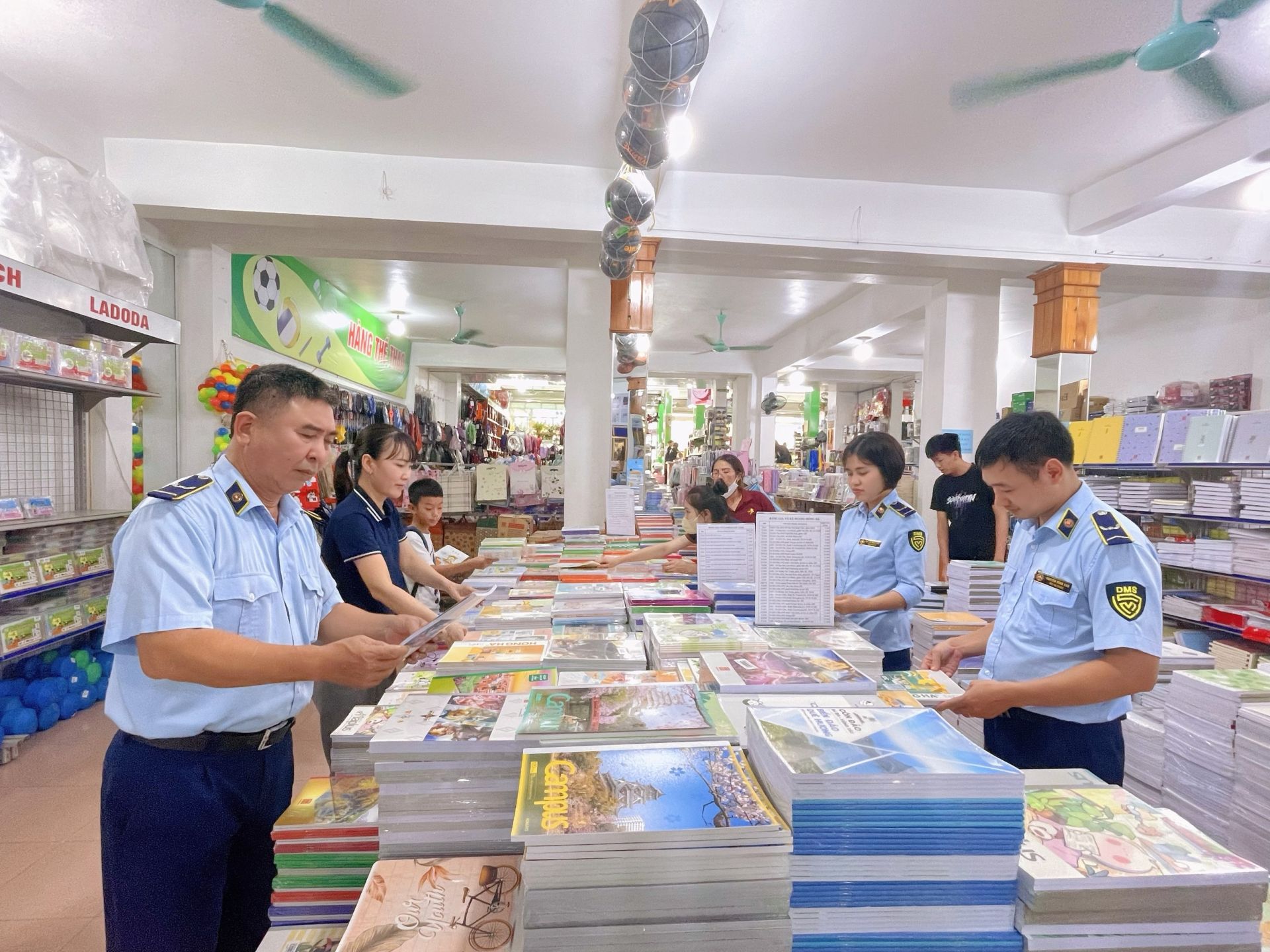Lực lượng QLTT Điện Biên tăng cường kiểm tra hàng hóa Lực lượng QLTT Điện Biên tăng cường kiểm tra hàng hóa