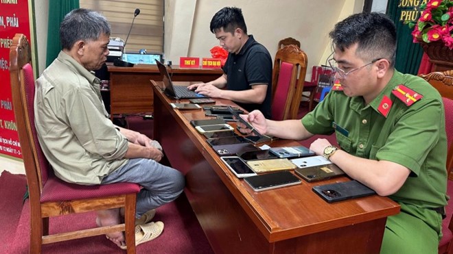 Đấu tranh với đối tượng Cao Mạnh Hùng tại cơ quan Công an. Đấu tranh với đối tượng Cao Mạnh Hùng tại cơ quan Công an.