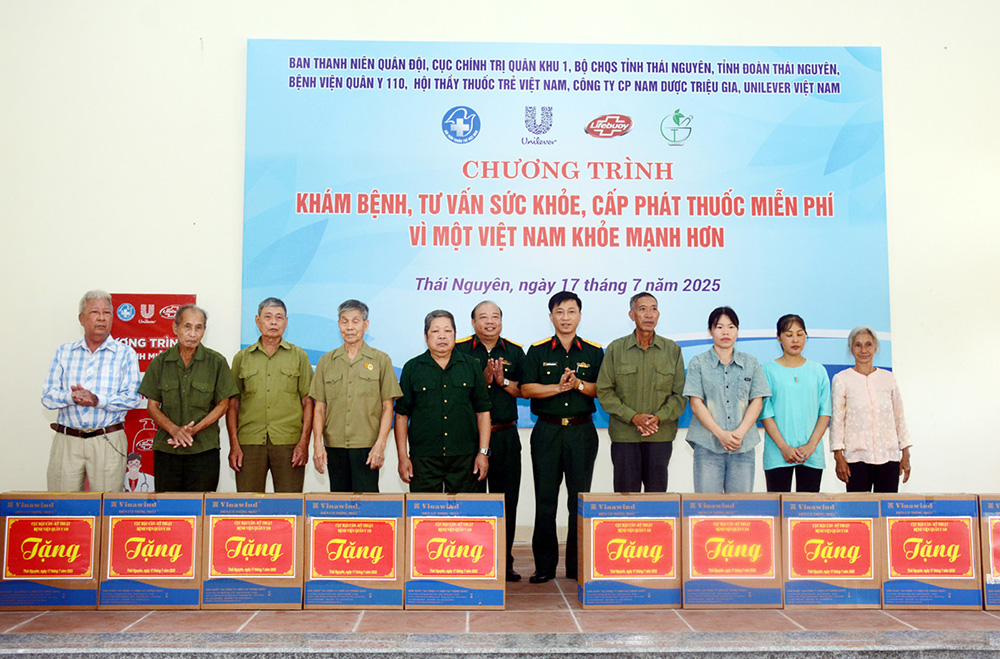 Ban Tổ chức trao quà của các đơn vị, nhà tài trợ tặng các đối tượng chính sách.