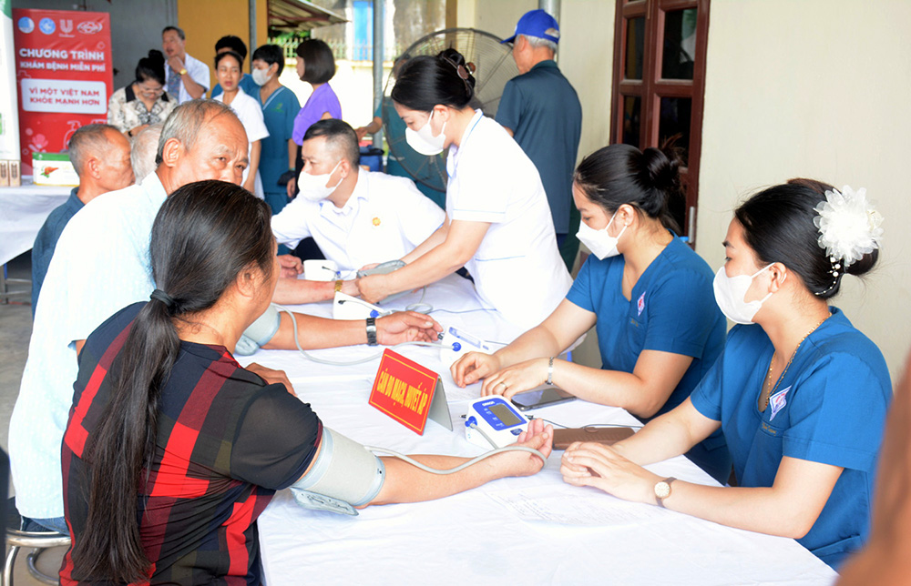 Các ý bác sĩ Bệnh viện Quân y 110 khám bệnh cho các đối tượng chính sách