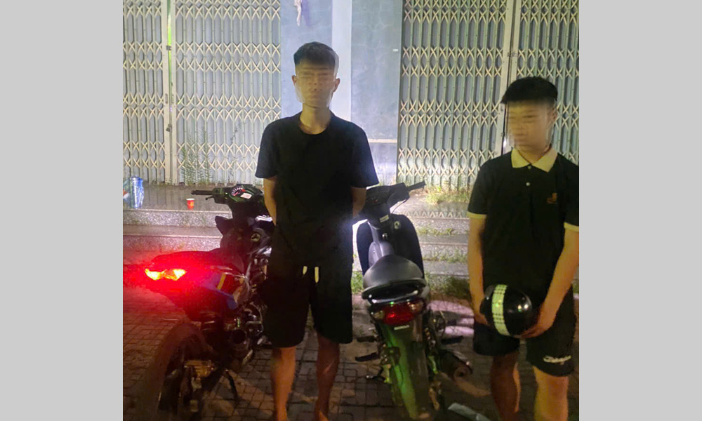 Hai thiếu niên điều khiển xe mô tô không gắn biển kiểm soát. Hai thiếu niên điều khiển xe mô tô không gắn biển kiểm soát.