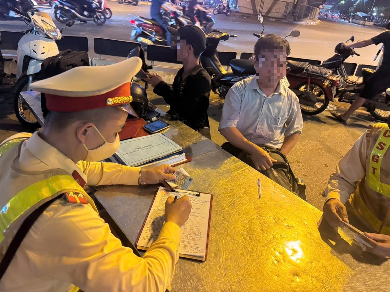 Một trường hợp vi phạm về nồng độ cồn bị tổ công tác Đội Cảnh sát giao thông đường bộ số 3 lập biên bản xử phạt. Ảnh: NT Một trường hợp vi phạm về nồng độ cồn bị tổ công tác Đội Cảnh sát giao thông đường bộ số 3 lập biên bản xử phạt. Ảnh: NT