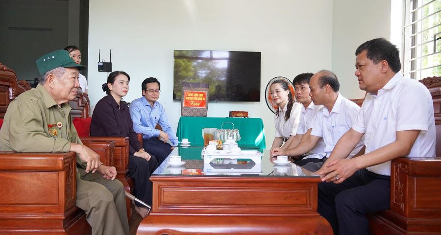 Chủ tịch UBND tỉnh Quảng Trị thăm, tặng quà thương binh Nguyễn Ngọc Hòa, ở xã Ba Lòng Chủ tịch UBND tỉnh Quảng Trị thăm, tặng quà thương binh Nguyễn Ngọc Hòa, ở xã Ba Lòng