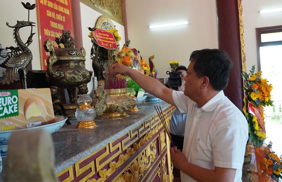 Chủ tịch UBND tỉnh Quảng Trị Trần Phong dâng hương tại Khu di tích và Đền thờ các anh hùng Liệt sỹ Trung đoàn 6. Chủ tịch UBND tỉnh Quảng Trị Trần Phong dâng hương tại Khu di tích và Đền thờ các anh hùng Liệt sỹ Trung đoàn 6.