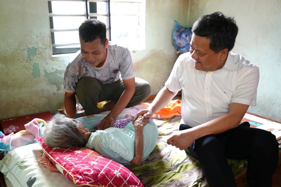 Chủ tịch UBND tỉnh Quảng Trị thăm, tặng quà Bà mẹ Việt Nam anh hùng Căn Thung, ở xã La Lay. Chủ tịch UBND tỉnh Quảng Trị thăm, tặng quà Bà mẹ Việt Nam anh hùng Căn Thung, ở xã La Lay.