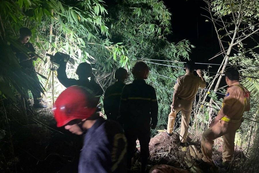 Lực lượng chức năng tổ chức cứu hộ, cứu nạn trong đêm.