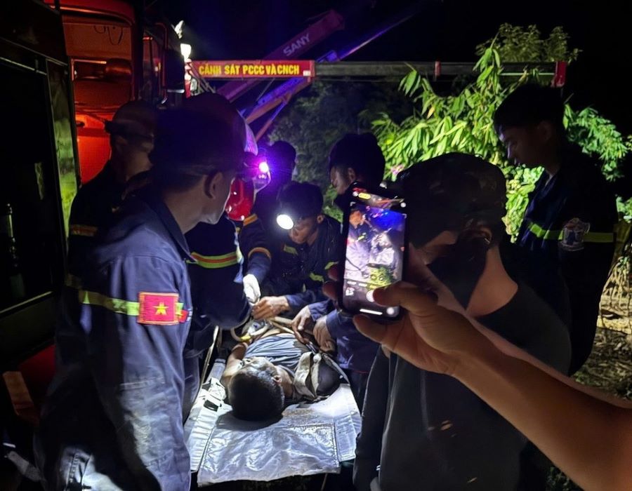 Sau nhiều giờ đồng hồ giải cứu, nạn nhân được đưa lên và đưa đi cấp cứu.