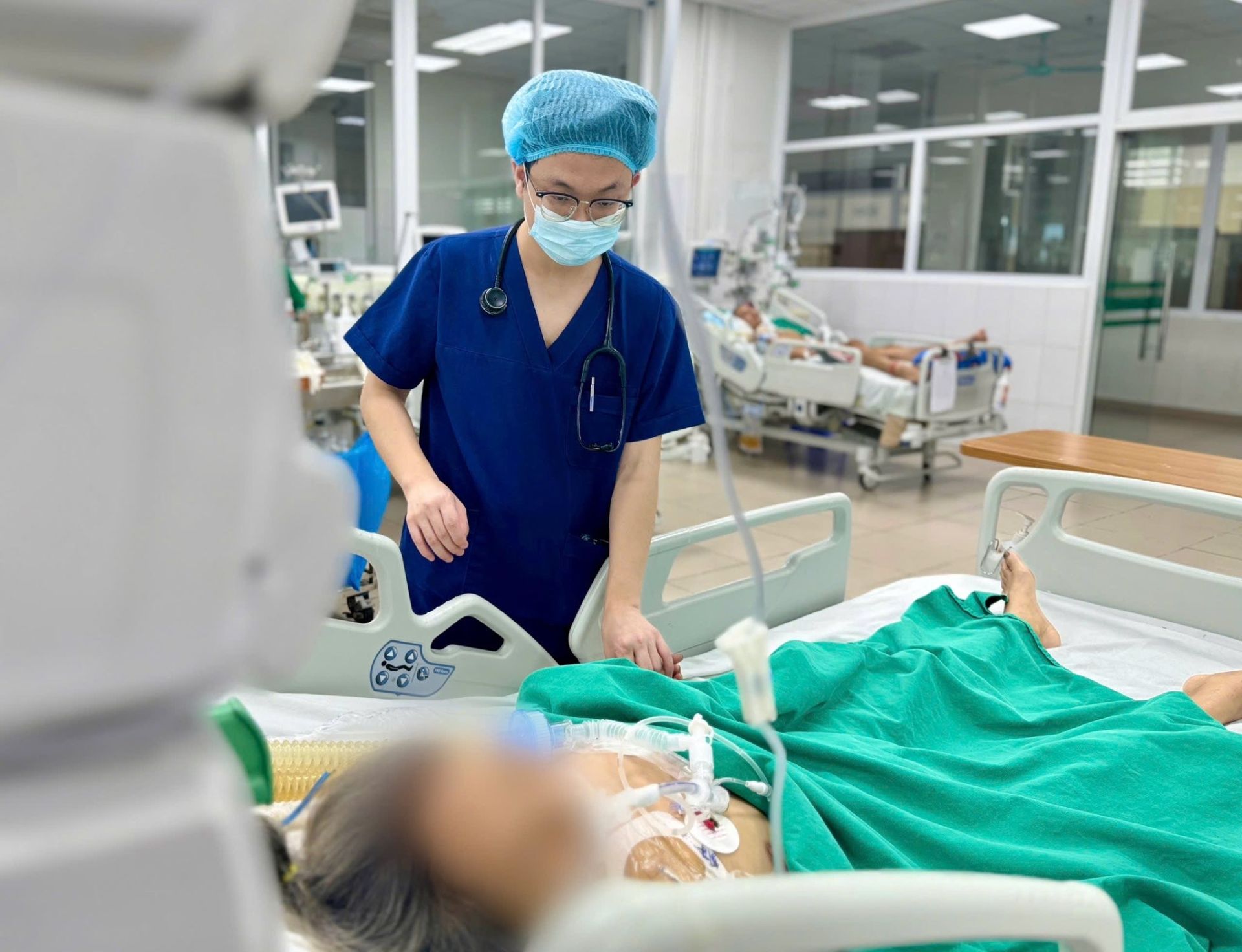 Nữ bệnh nhân 74 tuổi phải đặt nội khí quản và thở máy sau 10 năm sử dụng rượu. Ảnh:BVCC Nữ bệnh nhân 74 tuổi phải đặt nội khí quản và thở máy sau 10 năm sử dụng rượu. Ảnh:BVCC