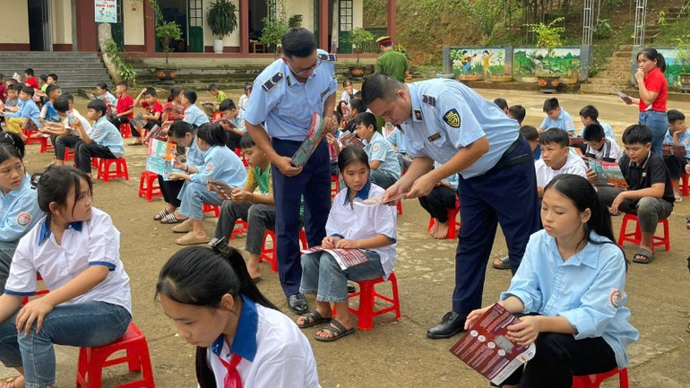 Lực lượng Quản lý thị trường tỉnh Lào Cai tuyên truyền phòng, chống tác hại của thuốc lá điện tử, thuốc là thế hệ mới trong học đường cho học sinh trên địa bàn huyện Bảo Yên. (Ảnh: NGỌC ANH) Lực lượng Quản lý thị trường tỉnh Lào Cai tuyên truyền phòng, chống tác hại của thuốc lá điện tử, thuốc là thế hệ mới trong học đường cho học sinh trên địa bàn huyện Bảo Yên. (Ảnh: NGỌC ANH)
