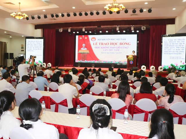 Lan tỏa tinh thần học tập suốt đời qua học bổng “Học không bao giờ cùng” được trao tại Nghệ An