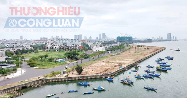 khi dự án thực hiện phần thi công bờ kè và san nền thì vấp phải phản ứng của dư luận lo lắng ảnh hưởng đến dòng chảy khi lấp sông Hàn. Vì vậy, TP.Đà Nẵng đề nghị nhà đầu tư tạm dừng thi công để phối hợp với các sở, ngành chức năng rà soát tính pháp lý,
