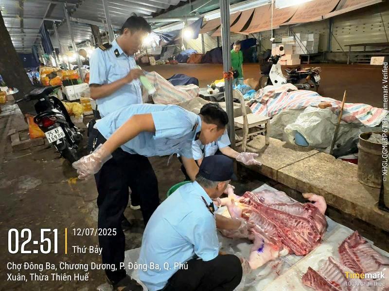 Kiểm tra dấu kiểm dịch tại chợ Đông Ba Kiểm tra dấu kiểm dịch tại chợ Đông Ba