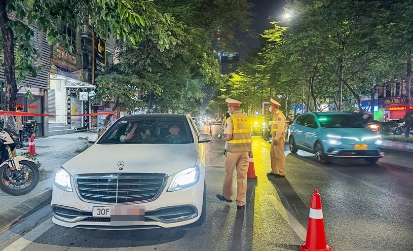 Hà Nội: Cảnh sát giao thông tăng cường xử lý vi phạm nồng độ cồn