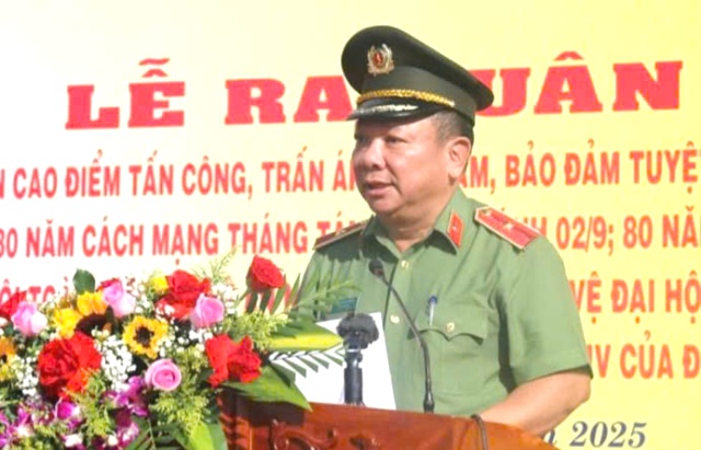 Thiếu tướng Lê Quang Nhân - Giám đốc Công an tỉnh phát biểu quán triệt nhiệm vụ trọng tâm trong đợt cao điểm tấn công trấn áp tội phạm.