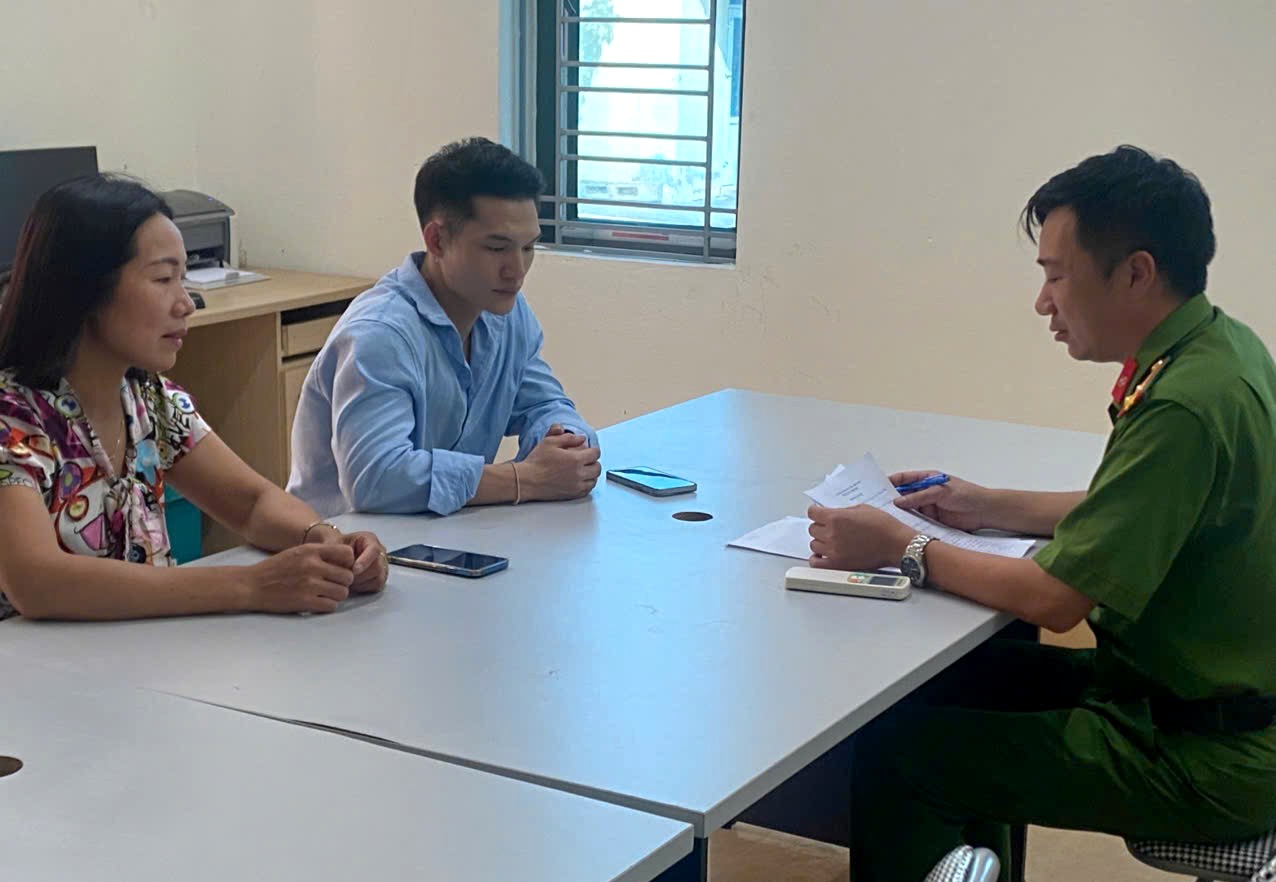 Cán bộ Công an xã Trần Phú hỗ trợ chị Đinh Thị Hà trả lại tiền cho người chuyển nhầm Cán bộ Công an xã Trần Phú hỗ trợ chị Đinh Thị Hà trả lại tiền cho người chuyển nhầm