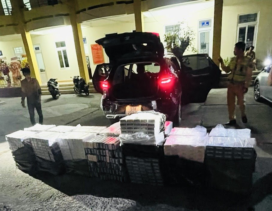 Trong quá trình tuần tra, kiểm soát tại các tuyến đường giao thông, Cảnh sát giao thông còn tham gia bắt giữ các đối tượng vận chuyển hàng nhập