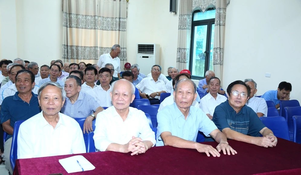 Các đại biểu tham dự buổi nói chuyện. Các đại biểu tham dự buổi nói chuyện.