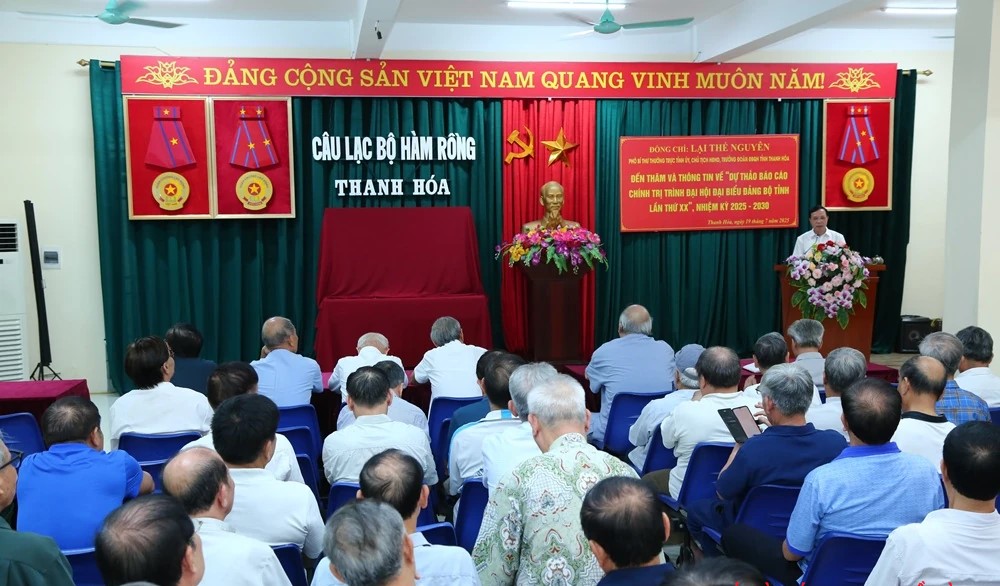 Phó Bí thư Thường trực Tỉnh uỷ Thanh Hóa thăm và nói chuyện với hội viên Câu lạc bộ Hàm Rồng