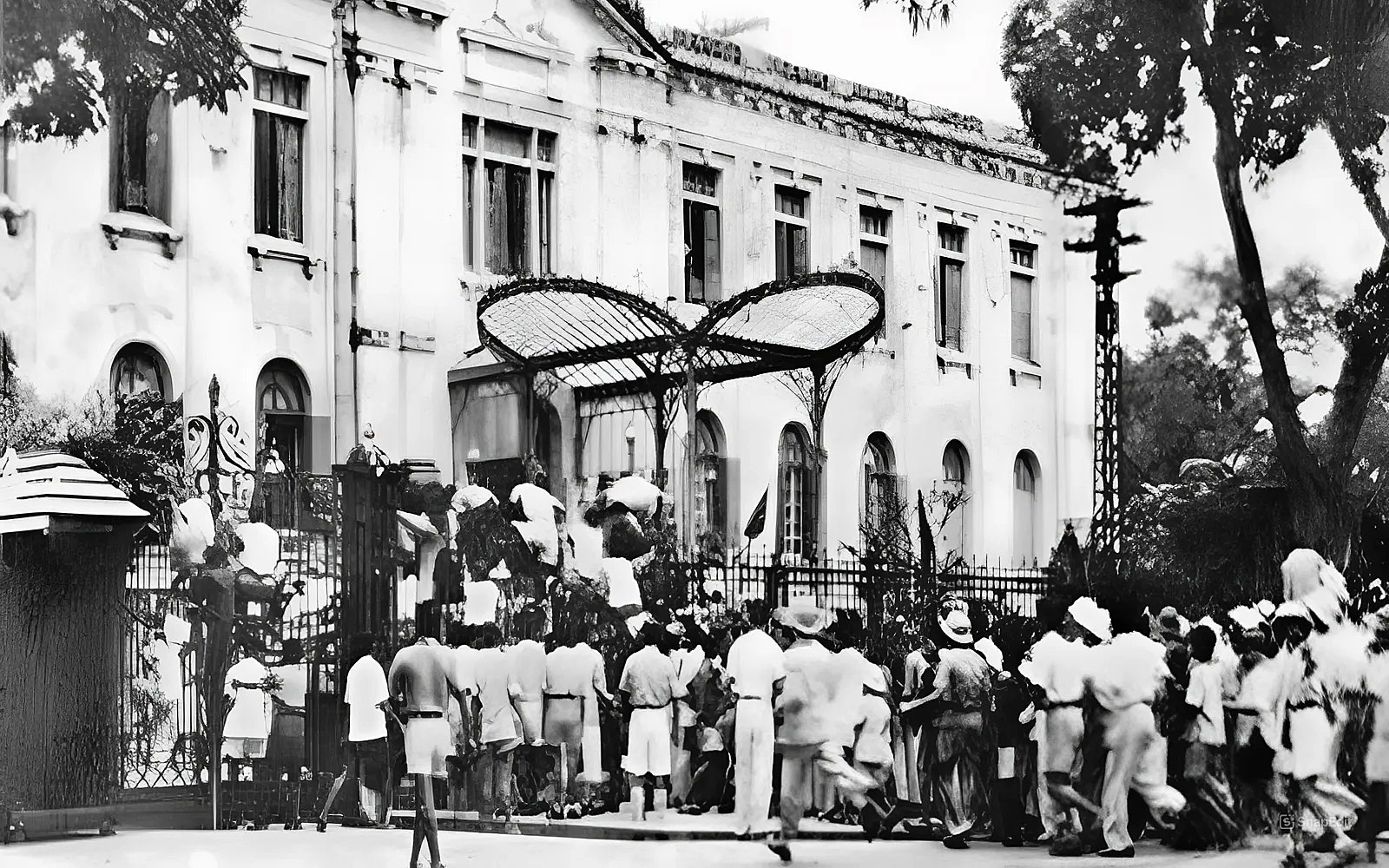 Đoàn người biểu tình ngày 19/8/1945 trước cửa Bắc Bộ Phủ (Hà Nội). Ảnh Tư liệu. Đoàn người biểu tình ngày 19/8/1945 trước cửa Bắc Bộ Phủ (Hà Nội). Ảnh Tư liệu.