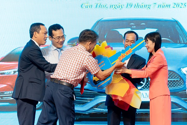 Bà Trịnh Thị Hồng Vân- Bí Thư Đảng ủy, Chủ tịch HĐTV cùng Ban Lãnh đạo Công ty Yến sào Khánh Hòa trao giải cho khách hàng may mắn trúng thưởng