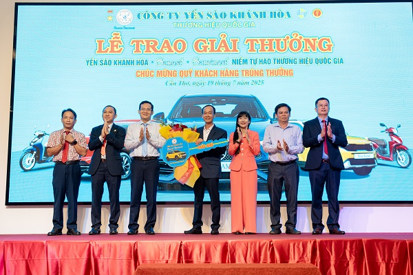 Ban Lãnh đạo Công ty Yến sào Khánh Hòa trao giải cho khách hàng may mắn trúng thưởng xe ô tô Kia New Sonet 1.5L Deluxe 2025 là anh Trương Chí Thành ở địa chỉ: 475 Hải Thượng Lãn Ông, khóm 6, Phường 6, Cà Mau.