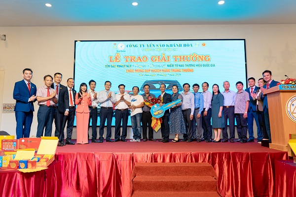 Ban lãnh đạo Công ty Yến sào Khánh Hòa chụp ảnh lưu niệm với khách hàng trúng xe ô tô Kia New Sonet 1.5L Deluxe 2025 là anh Trương Chí Thành ở địa chỉ: 475 Hải Thượng Lãn Ông, khóm 6, Phường 6, Cà Mau.