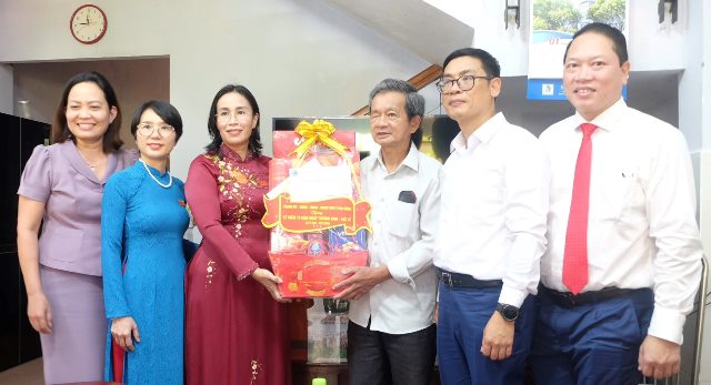 Phó Chủ tịch UBND TP Đà Nẵng Nguyễn Thị Anh Thi cùng lãnh đạo phường An Hải thăm và tặng quà cho thương binh Trần Văn Tảo.