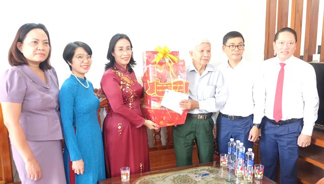 Lãnh đạo thành phố Đà Nẵng thăm các gia đình người có công cách mạng tại phường An Hải