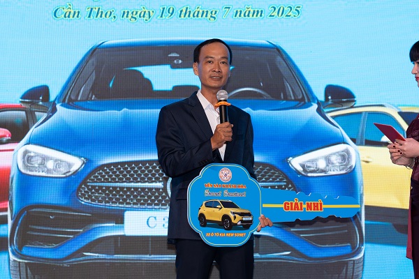 Anh Trương Chí Thành- khách hàng may mắng trúng thưởng xe ô tô Kia New Sonet 1.5L Deluxe 2025 phát biểu cảm tưởng
