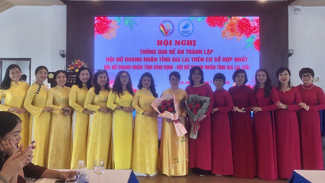 Ban Thường vụ Hội NDN tỉnh Gia Lai ra mắt Hội nghị. Ảnh: Viết Hiền Ban Thường vụ Hội NDN tỉnh Gia Lai ra mắt Hội nghị. Ảnh: Viết Hiền