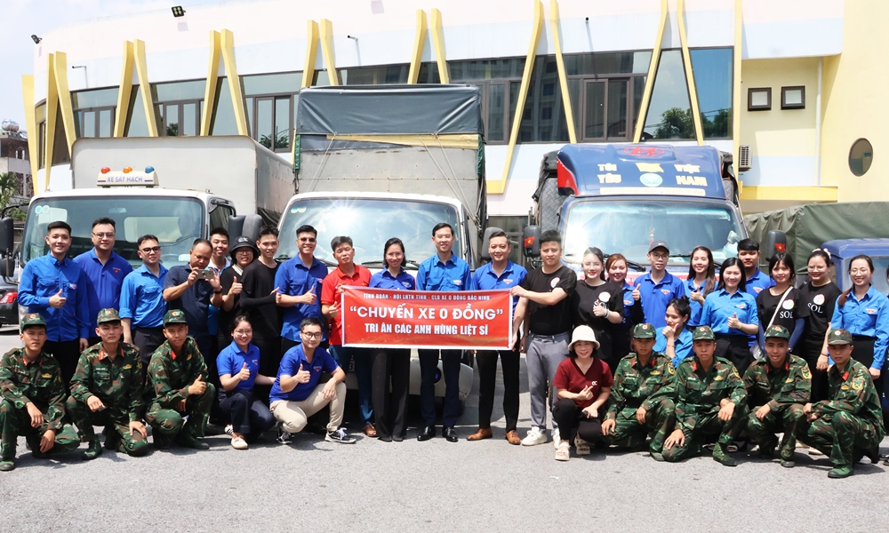 Lãnh đạo Tỉnh đoàn tiếp nhận quà và 