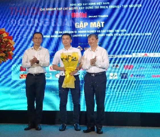 Ông Đặng Việt Dũng, Chủ tịch Tổng hội Xây dựng Việt Nam và ông Đinh Thế Vinh, Phó Giám đốc Sở Xây dựng TP. Đà Nẵng trao Kỷ niệm chương và tặng hoa chúc mừng cho đại diện Tập đoàn Sungroup, Nhà trợ vàng Ông Đặng Việt Dũng, Chủ tịch Tổng hội Xây dựng Việt Nam và ông Đinh Thế Vinh, Phó Giám đốc Sở Xây dựng TP. Đà Nẵng trao Kỷ niệm chương và tặng hoa chúc mừng cho đại diện Tập đoàn Sungroup, Nhà trợ vàng