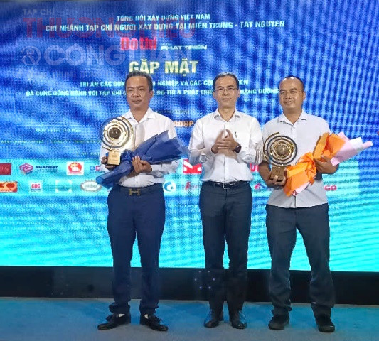Ông Đinh Thế Vinh, Phó Giám đốc Sở Xây dựng TP. Đà Nẵng trao Kỷ niệm chương và tặng hoa chúc mừng cho đại diện Công ty TNHH Quang Hưng và Công ty TNHH Xây dựng Trường Bản, Nhà tài trợ bạc Ông Đinh Thế Vinh, Phó Giám đốc Sở Xây dựng TP. Đà Nẵng trao Kỷ niệm chương và tặng hoa chúc mừng cho đại diện Công ty TNHH Quang Hưng và Công ty TNHH Xây dựng Trường Bản, Nhà tài trợ bạc