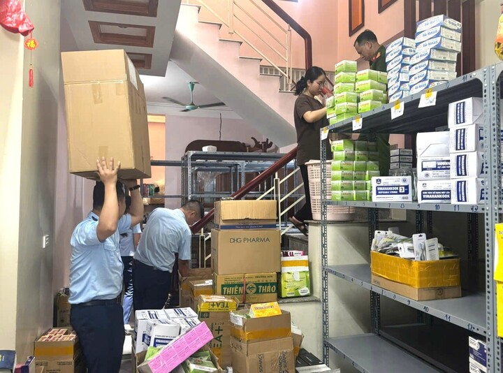 Lực lượng chức năng phát hiện kho thuốc giả trên địa bàn phường Hạc Thành, tỉnh Thanh Hóa Lực lượng chức năng phát hiện kho thuốc giả trên địa bàn phường Hạc Thành, tỉnh Thanh Hóa