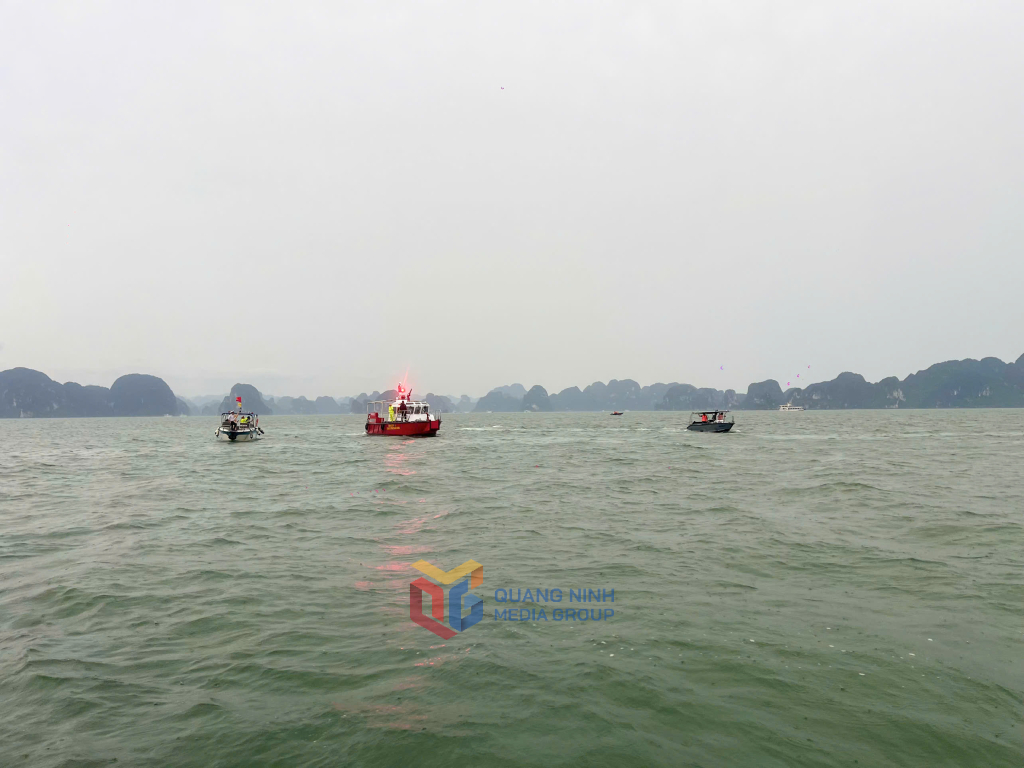 Quảng Ninh khẩn trương triển khai công tác cứu hộ cứu nạn tàu khách bị lật trên Vịnh Hạ Long