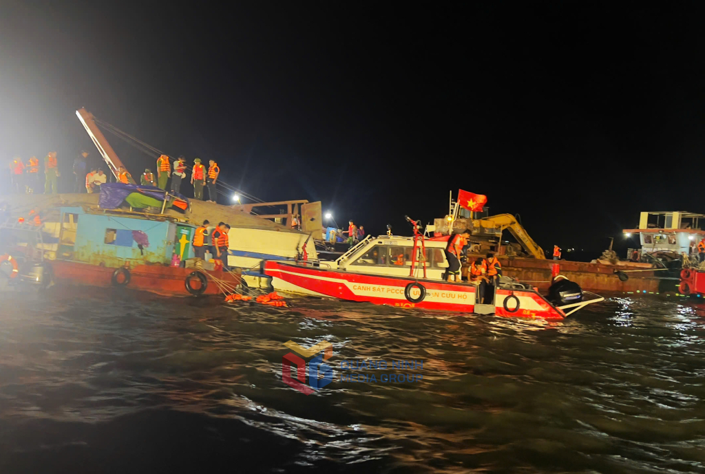 Các lực lượng chức năng tiếp tục tìm kiếm người bị nạn trong vụ đắm tàu trên Vịnh Hạ Long.