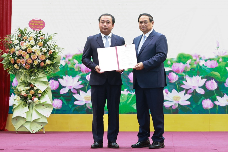 Thủ tướng Chính phủ Phạm Minh Chính trao quyết định điều động đồng chí Trần Đức Thắng về công tác tại Bộ Nông nghiệp và Môi trường, giao quyền Bộ trưởng Bộ Nông nghiệp và Môi trường - Ảnh: VGP/Nhật Bắc Thủ tướng Chính phủ Phạm Minh Chính trao quyết định điều động đồng chí Trần Đức Thắng về công tác tại Bộ Nông nghiệp và Môi trường, giao quyền Bộ trưởng Bộ Nông nghiệp và Môi trường - Ảnh: VGP/Nhật Bắc